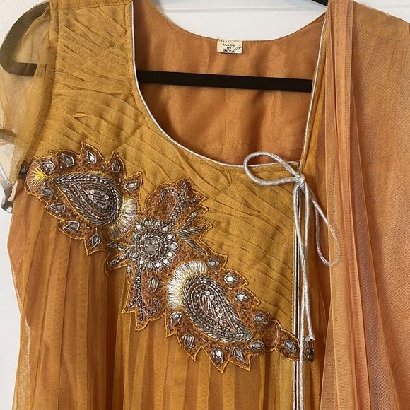 Indian Kurtha with Dupatta and pants. Medium - Picture 3 of 6